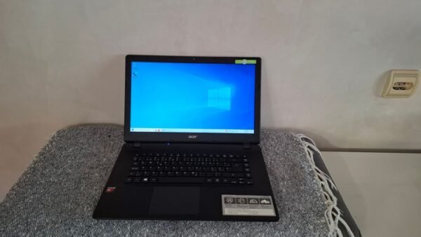 Acer ES1-550 AMD A4, 4GB RAM, AMD RADEON HD 8330, 1TB HDD