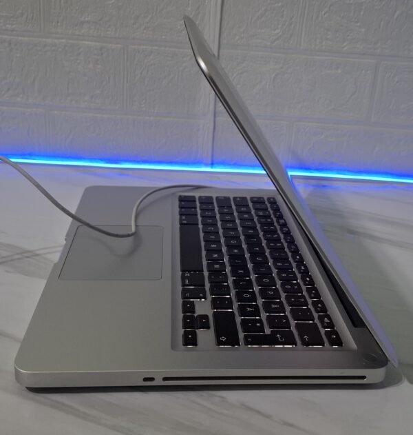 𝗠𝗮𝗰𝗯𝗼𝗼𝗸𝗣𝗿𝗼, Intel Core 2 Duo , 4GB DDR3, 500GB HDD, Nvidia GeForce