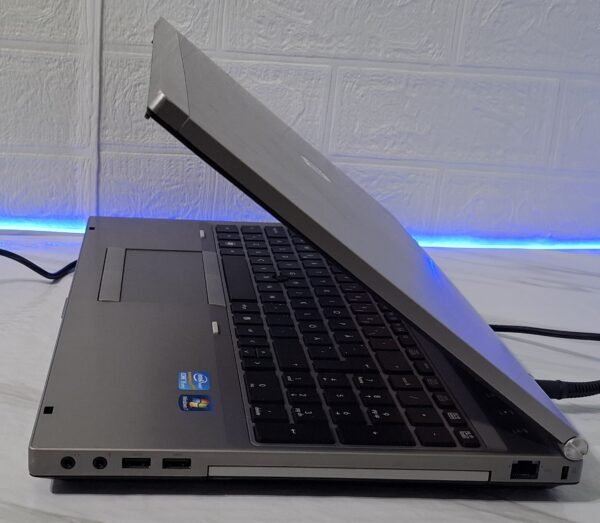 𝗛𝗣 𝗘𝗹𝗶𝘁𝗲𝗯𝗼𝗼𝗸 𝟴𝟱𝟲𝟬𝗣, Intel® Core™ i5, 8GB DDR3, 250 SSD, Dve grafike