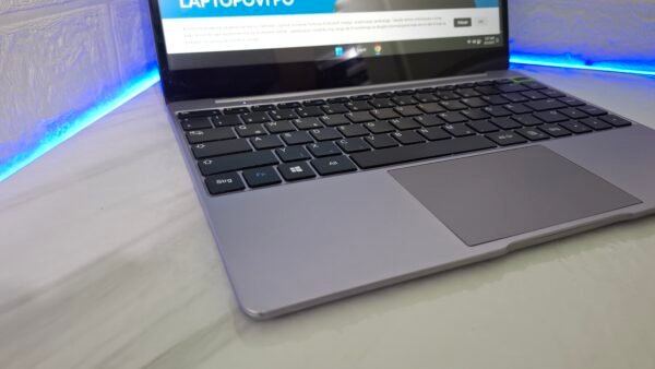 𝗧𝗿𝗲𝗸𝘀𝘁𝗼𝗿 𝗣𝗿𝗶𝗺𝗲𝗯𝗼𝗼𝗸 𝗨𝟭𝟯𝗕 🖥️ 𝗣𝗿𝗼𝗰𝗲𝘀𝗼𝗿: Intel® Pentium® N4200 💾 𝗠𝗲𝗺𝗼𝗿𝗶𝗷𝗮:4GB DDR4 🎨 𝗚𝗿𝗮𝗳𝗶𝗸𝗮: Intel® UHD Graphics 600 💽 𝗛𝗮𝗿𝗱 𝗱𝗶𝘀𝗸: 120 Nvme 📺 𝗠𝗼𝗻𝗶𝘁𝗼𝗿: 13.3", 1920 x 1080, IPS, Full HD LED, Multi-touch 📡 𝗕𝗲𝘇̌𝗶𝗰̌𝗻𝗮 𝗺𝗿𝗲𝘇̌𝗮: Wi-Fi 5 (802.11ac) Ethernet LAN 10,100,1000 Mbit/s Bluetooth 4.1 🔌 𝗣𝗼𝘃𝗲𝘇𝗶𝘃𝗮𝗻𝗷𝗲: USB 3.0 1 USB 2.0 2 VGA 1 LAN 1 HDMI 1 📸 𝗪𝗲𝗯𝗰𝗮𝗺: Da 🔋𝗕𝗮𝘁𝗲𝗿𝗶𝗷𝗮: 3h 𝗘𝗫𝗧𝗥𝗔: Multi-touch screan, svetleca tastatura, JBL ozvucenje