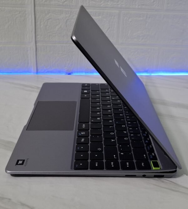 𝗧𝗿𝗲𝗸𝘀𝘁𝗼𝗿 𝗣𝗿𝗶𝗺𝗲𝗯𝗼𝗼𝗸 𝗨𝟭𝟯𝗕 🖥️ 𝗣𝗿𝗼𝗰𝗲𝘀𝗼𝗿: Intel® Pentium® N4200 💾 𝗠𝗲𝗺𝗼𝗿𝗶𝗷𝗮:4GB DDR4 🎨 𝗚𝗿𝗮𝗳𝗶𝗸𝗮: Intel® UHD Graphics 600 💽 𝗛𝗮𝗿𝗱 𝗱𝗶𝘀𝗸: 120 Nvme 📺 𝗠𝗼𝗻𝗶𝘁𝗼𝗿: 13.3", 1920 x 1080, IPS, Full HD LED, Multi-touch 📡 𝗕𝗲𝘇̌𝗶𝗰̌𝗻𝗮 𝗺𝗿𝗲𝘇̌𝗮: Wi-Fi 5 (802.11ac) Ethernet LAN 10,100,1000 Mbit/s Bluetooth 4.1 🔌 𝗣𝗼𝘃𝗲𝘇𝗶𝘃𝗮𝗻𝗷𝗲: USB 3.0 1 USB 2.0 2 VGA 1 LAN 1 HDMI 1 📸 𝗪𝗲𝗯𝗰𝗮𝗺: Da 🔋𝗕𝗮𝘁𝗲𝗿𝗶𝗷𝗮: 3h 𝗘𝗫𝗧𝗥𝗔: Multi-touch screan, svetleca tastatura, JBL ozvucenje
