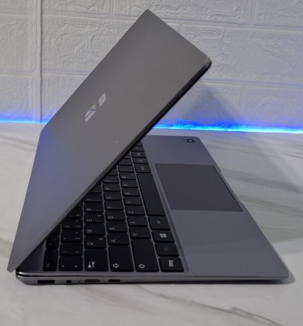 𝗧𝗿𝗲𝗸𝘀𝘁𝗼𝗿 𝗣𝗿𝗶𝗺𝗲𝗯𝗼𝗼𝗸 𝗨𝟭𝟯𝗕 🖥️ 𝗣𝗿𝗼𝗰𝗲𝘀𝗼𝗿: Intel® Pentium® N4200 💾 𝗠𝗲𝗺𝗼𝗿𝗶𝗷𝗮:4GB DDR4 🎨 𝗚𝗿𝗮𝗳𝗶𝗸𝗮: Intel® UHD Graphics 600 💽 𝗛𝗮𝗿𝗱 𝗱𝗶𝘀𝗸: 120 Nvme 📺 𝗠𝗼𝗻𝗶𝘁𝗼𝗿: 13.3", 1920 x 1080, IPS, Full HD LED, Multi-touch 📡 𝗕𝗲𝘇̌𝗶𝗰̌𝗻𝗮 𝗺𝗿𝗲𝘇̌𝗮: Wi-Fi 5 (802.11ac) Ethernet LAN 10,100,1000 Mbit/s Bluetooth 4.1 🔌 𝗣𝗼𝘃𝗲𝘇𝗶𝘃𝗮𝗻𝗷𝗲: USB 3.0 1 USB 2.0 2 VGA 1 LAN 1 HDMI 1 📸 𝗪𝗲𝗯𝗰𝗮𝗺: Da 🔋𝗕𝗮𝘁𝗲𝗿𝗶𝗷𝗮: 3h 𝗘𝗫𝗧𝗥𝗔: Multi-touch screan, svetleca tastatura, JBL ozvucenje
