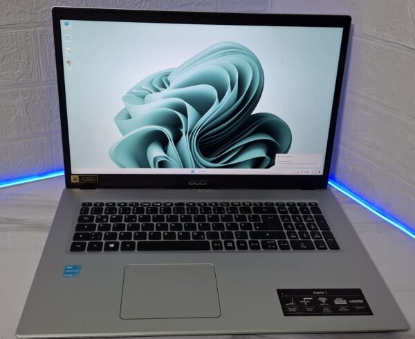 Acer Aspire 317-33 sa Intel N6000, 8GB RAM, 512GB SSD i 17.3" Full HD IPS ekranom. Veliki laptop za školu, posao i multimediju.