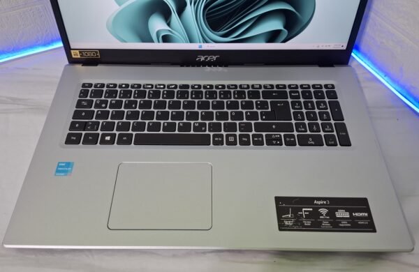Acer Aspire 317-33 sa Intel N6000, 8GB RAM, 512GB SSD i 17.3" Full HD IPS ekranom. Veliki laptop za školu, posao i multimediju.