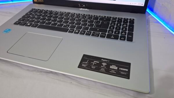 Acer Aspire 317-33 sa Intel N6000, 8GB RAM, 512GB SSD i 17.3" Full HD IPS ekranom. Veliki laptop za školu, posao i multimediju.