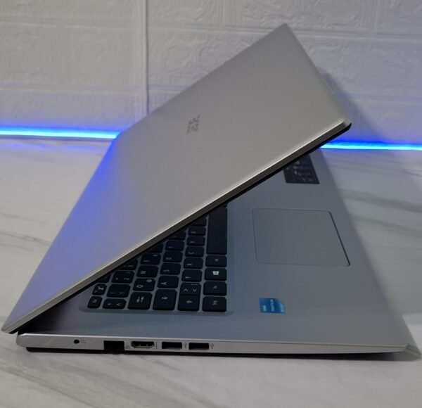 Acer Aspire 317-33 sa Intel N6000, 8GB RAM, 512GB SSD i 17.3" Full HD IPS ekranom. Veliki laptop za školu, posao i multimediju.