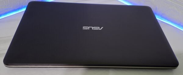 Laptop sa Intel Core i5-8250U, 8GB RAM i 256GB SSD – idealan izbor za posao, školu, multimediju i lagane igre.