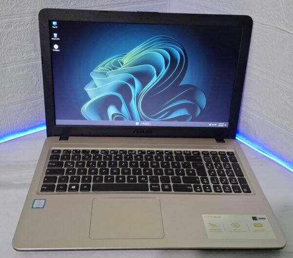 Laptop sa Intel Core i5-8250U, 8GB RAM i 256GB SSD – idealan izbor za posao, školu, multimediju i lagane igre.