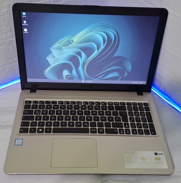 Laptop sa Intel Core i5-8250U, 8GB RAM i 256GB SSD – idealan izbor za posao, školu, multimediju i lagane igre.