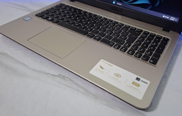 Laptop sa Intel Core i5-8250U, 8GB RAM i 256GB SSD – idealan izbor za posao, školu, multimediju i lagane igre.