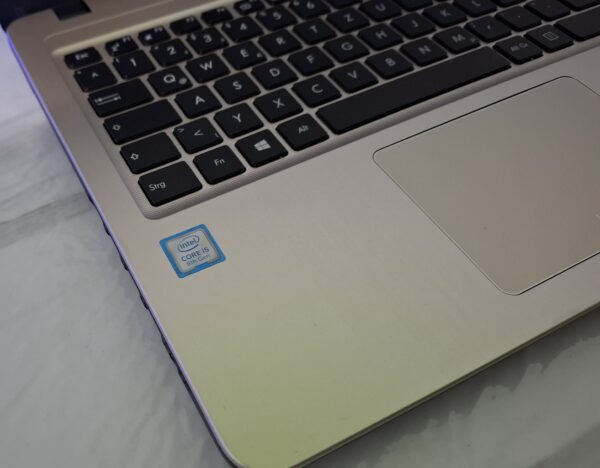 Laptop sa Intel Core i5-8250U, 8GB RAM i 256GB SSD – idealan izbor za posao, školu, multimediju i lagane igre.