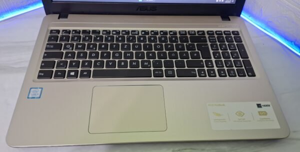 Laptop sa Intel Core i5-8250U, 8GB RAM i 256GB SSD – idealan izbor za posao, školu, multimediju i lagane igre.