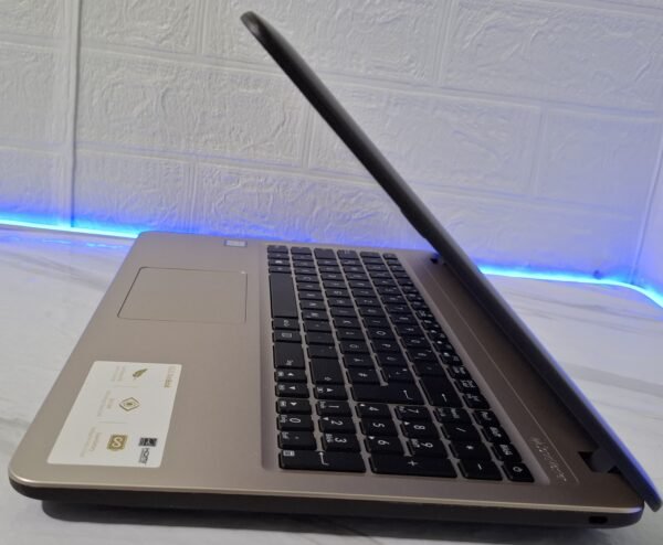 Laptop sa Intel Core i5-8250U, 8GB RAM i 256GB SSD – idealan izbor za posao, školu, multimediju i lagane igre.