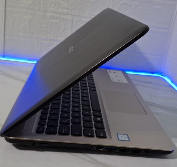 Laptop sa Intel Core i5-8250U, 8GB RAM i 256GB SSD – idealan izbor za posao, školu, multimediju i lagane igre.