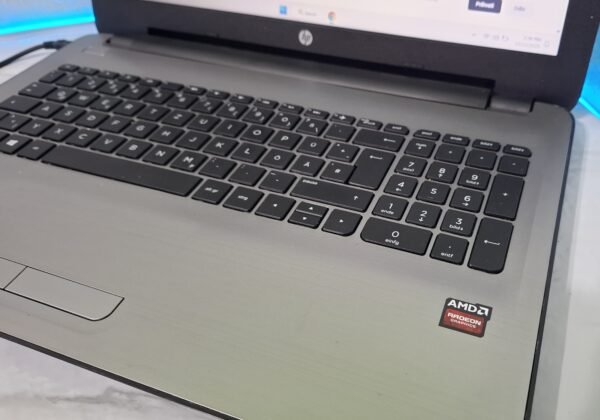HP 15 – AMD A10-9600P, 8GB DDR4, 128GB SSD, 15.6" Full HD, Radeon R6, Windows 11. Brz i pouzdan laptop za posao, školu i multimediju. HP 15 – AMD A10-9600P, 8GB DDR4, 128GB SSD, 15.6" Full HD, Radeon R6, Windows 11. Brz i pouzdan laptop za posao, školu i multimediju.