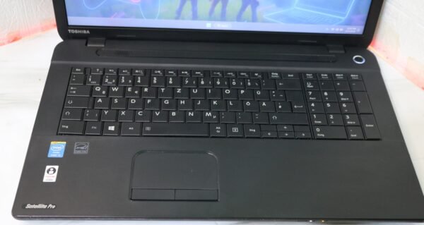 Toshiba 17.3” | i5-4200U | 8GB RAM | 240GB SSD | Radeon R7 M260 | 1600x900 | Windows 11