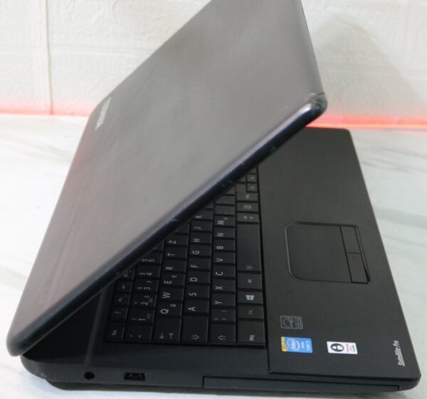 Toshiba 17.3” | i5-4200U | 8GB RAM | 240GB SSD | Radeon R7 M260 | 1600x900 | Windows 11