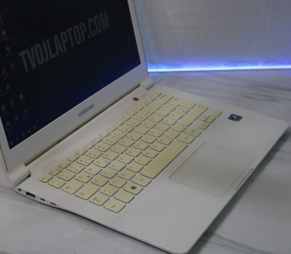 Samsung NP905S | AMD A6-1450 | 4GB RAM | 128GB SSD | 13.3" Laptop | Windows 10