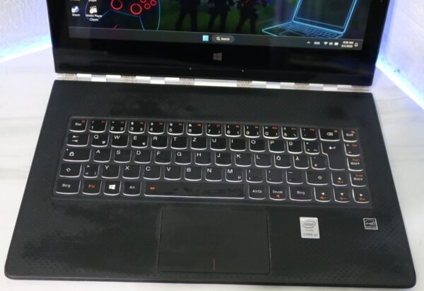 Lenovo Yoga 3 Pro 1370 – QHD+ 3200×1800 IPS Touch ekran | 8GB RAM | 128GB NVMe SSD | 2-u-1 konvertibilni, aluminijumsko kućište | Windows 11 | Polovan laptop