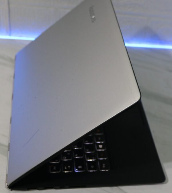 Lenovo Yoga 3 Pro 1370 – QHD+ 3200×1800 IPS Touch ekran | 8GB RAM | 128GB NVMe SSD | 2-u-1 konvertibilni, aluminijumsko kućište | Windows 11 | Polovan laptop
